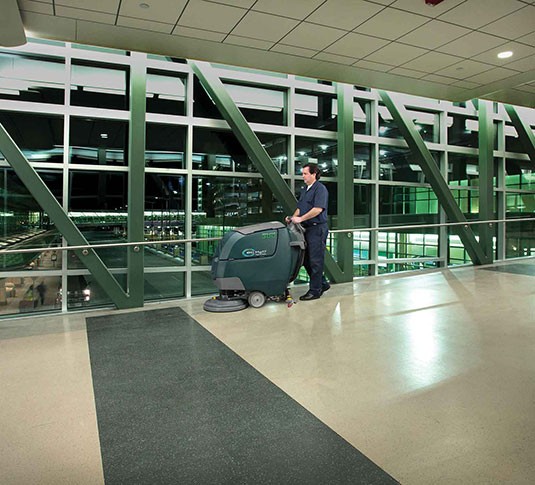 Récureuse à commande arrière Nobles Speed Scrub 300 pour plancher d’aéroport